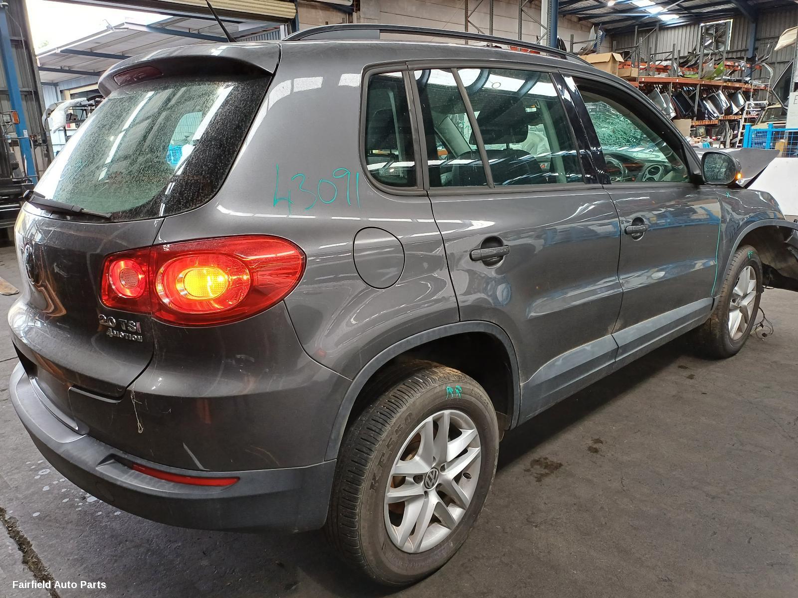 2010 Volkswagen Tiguan Left Taillight