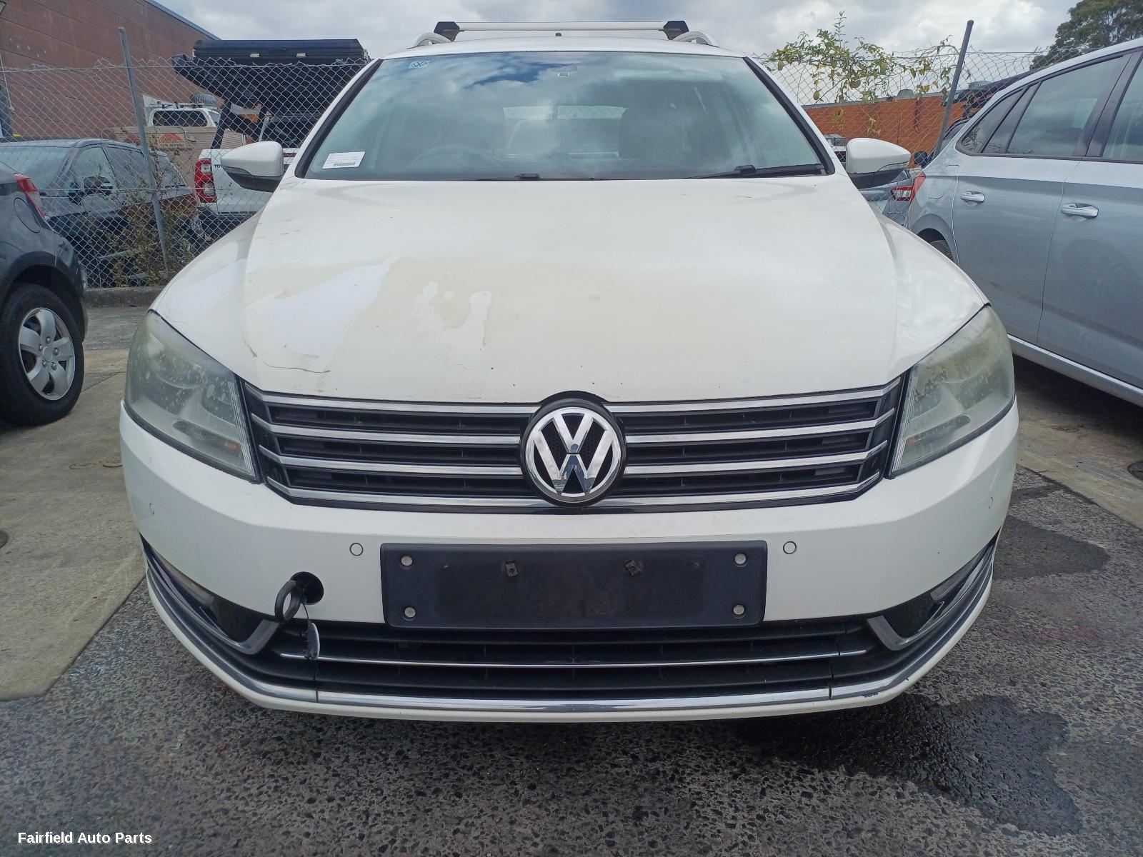 2014 Volkswagen Passat Left Front Door
