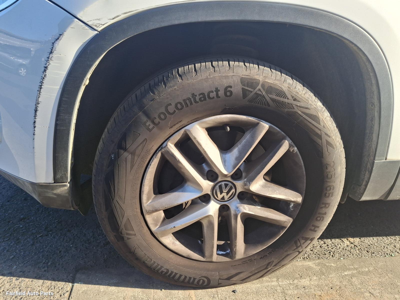 2010 Volkswagen Tiguan Left Taillight