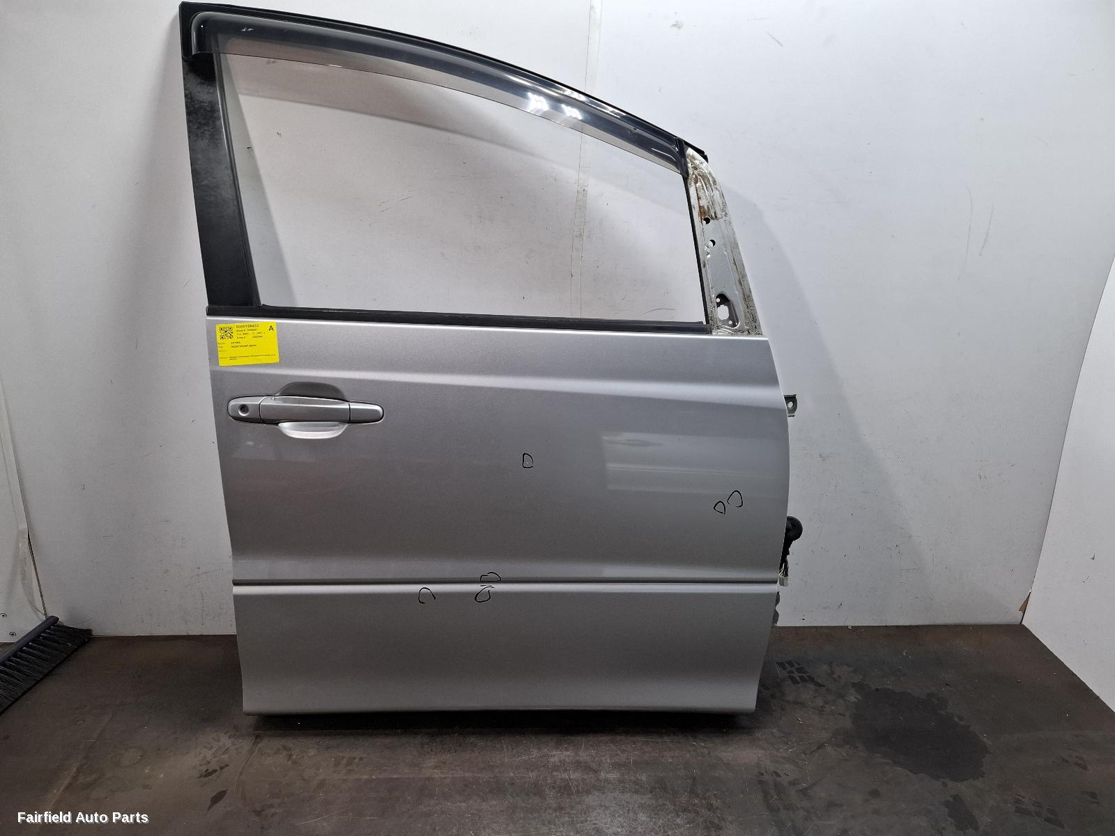 2003 Toyota Estima Right Front Door