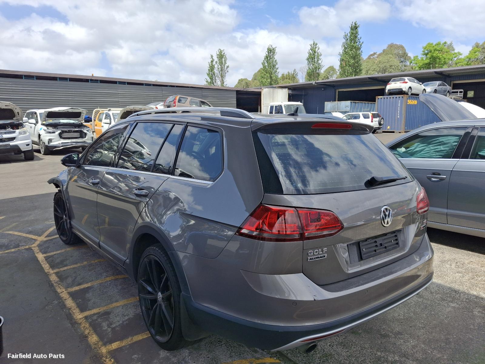 2016 Volkswagen Golf Left Front Door