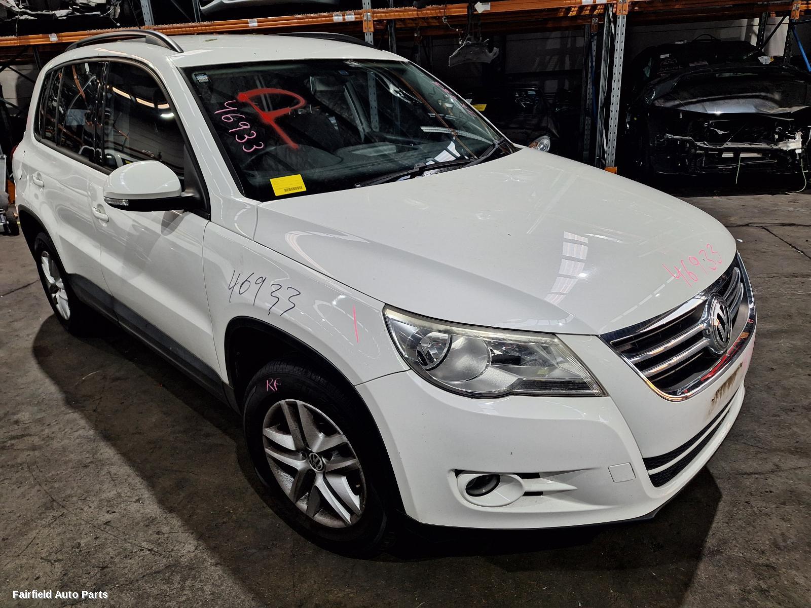 2010 Volkswagen Tiguan Left Taillight