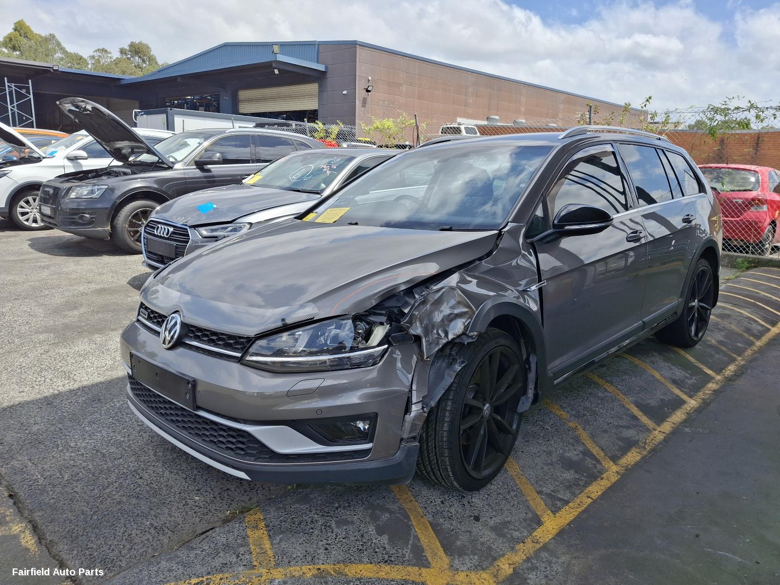 2016 Volkswagen Golf Left Front Hub Assembly