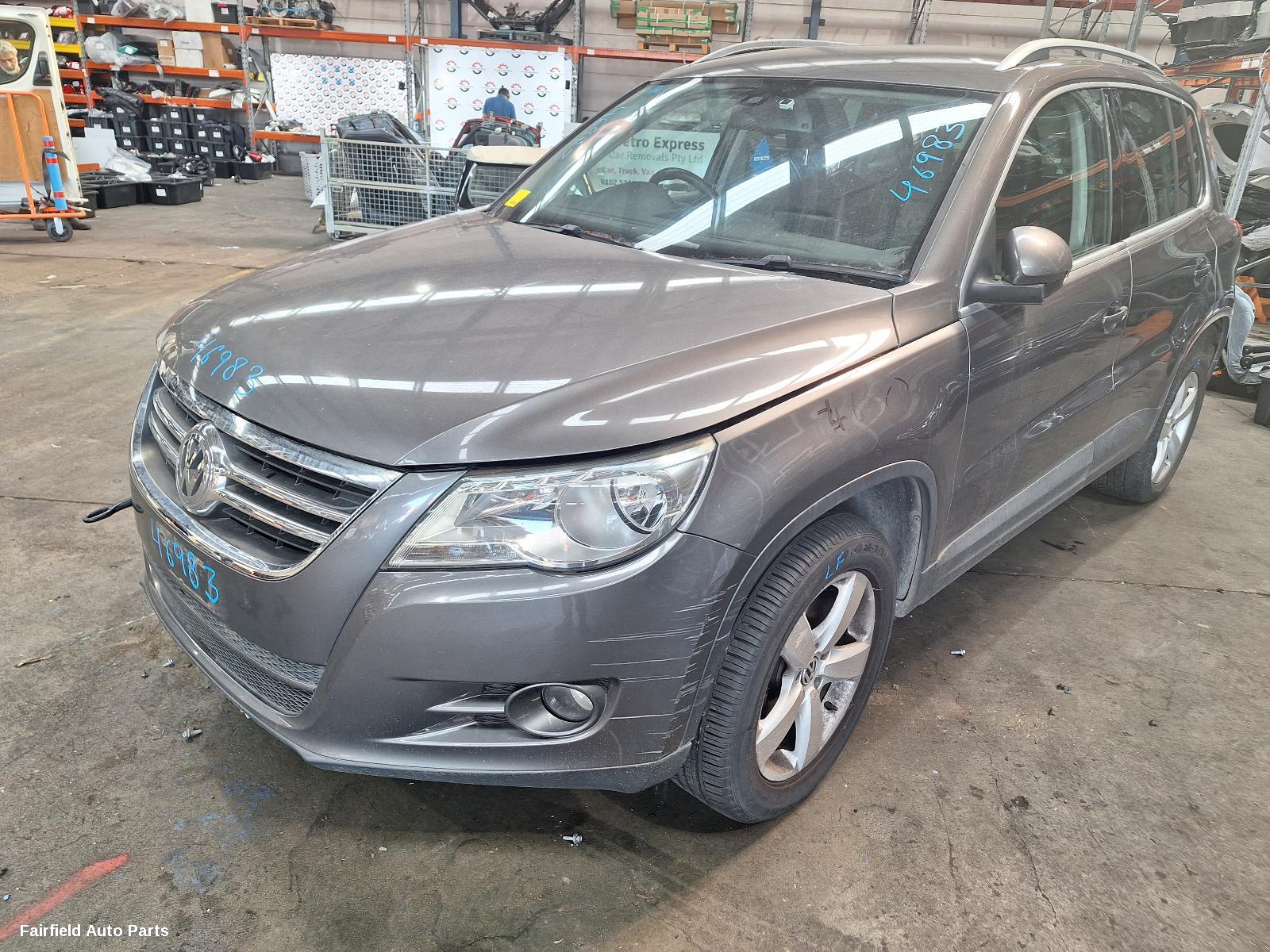 2010 Volkswagen Tiguan Left Taillight