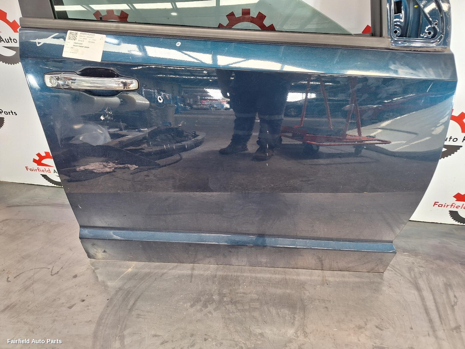 2015 Fiat Freemont Right Front Door