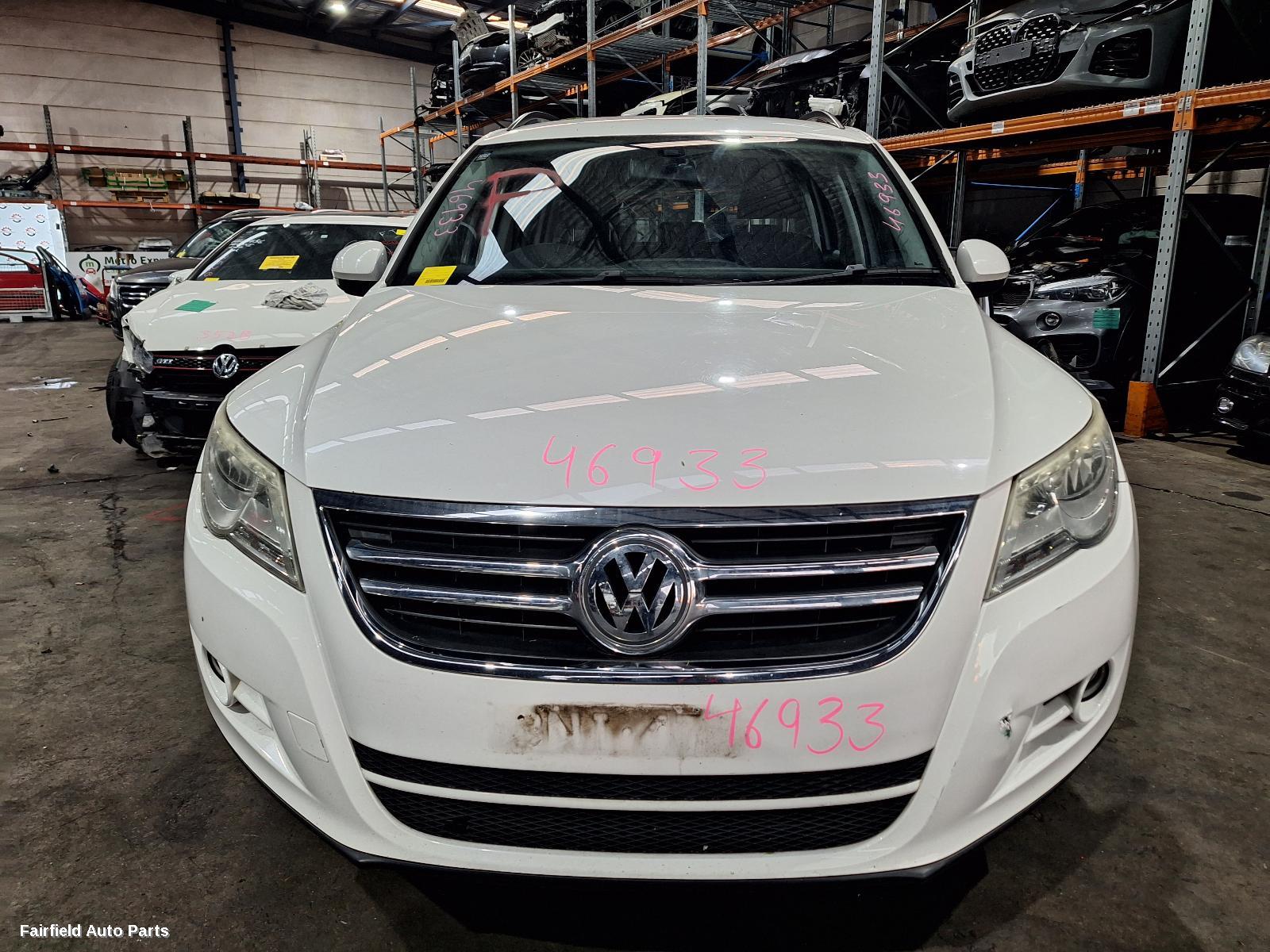 2010 Volkswagen Tiguan Left Taillight