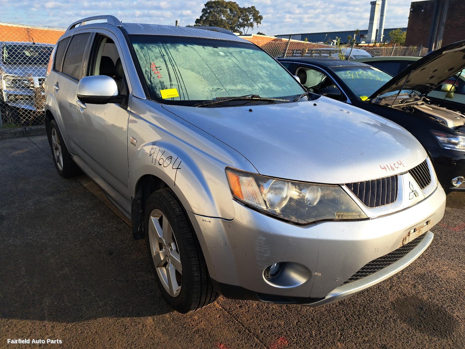 2009 Mitsubishi Outlander Left Rear Door Sliding