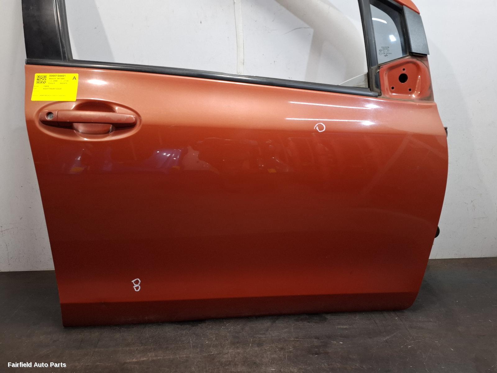2006 Toyota Yaris Right Front Door