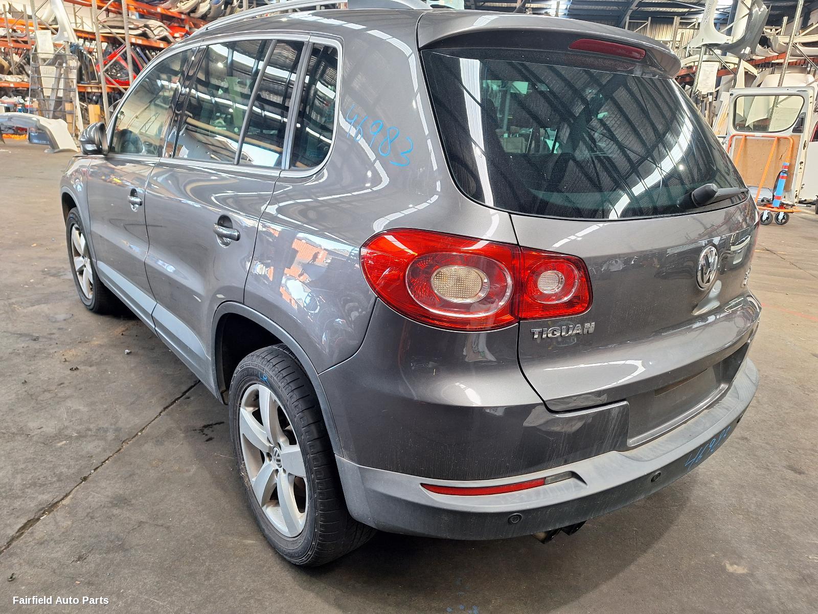 2010 Volkswagen Tiguan Left Taillight