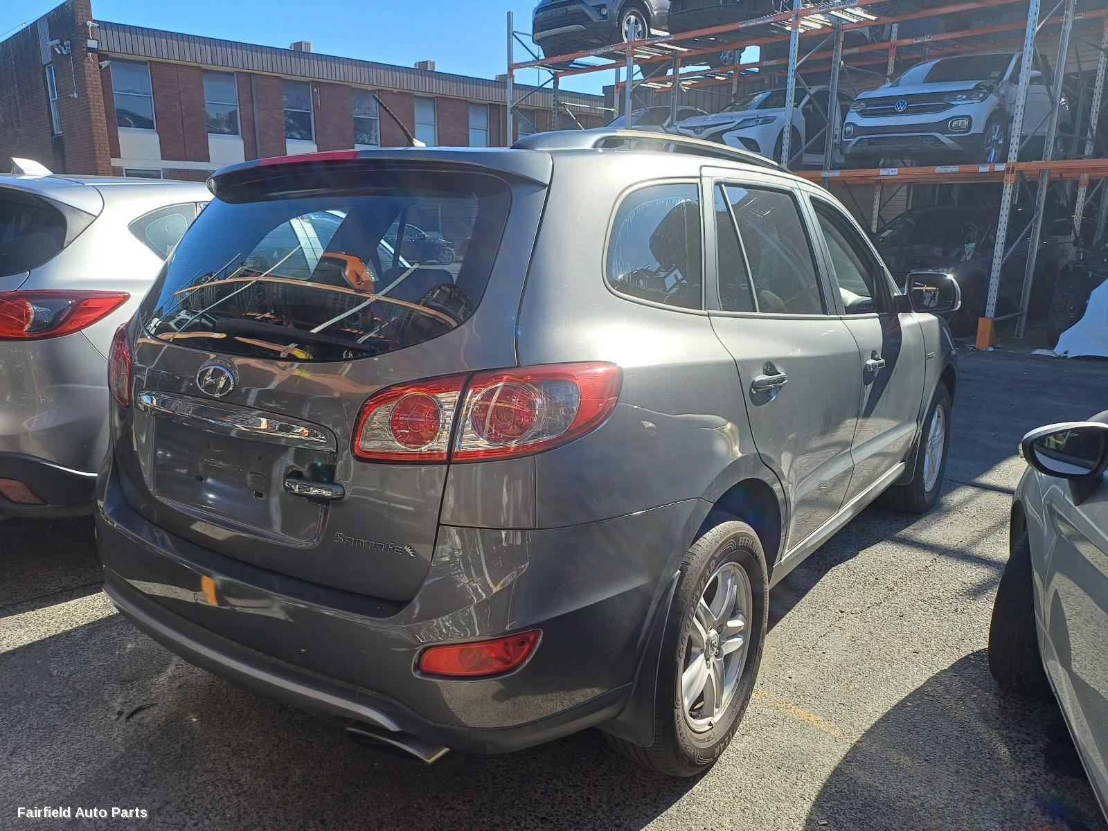 2011 Hyundai Santa Fe Left Taillight