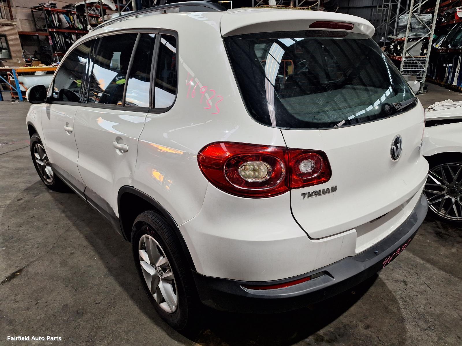 2010 Volkswagen Tiguan Left Taillight