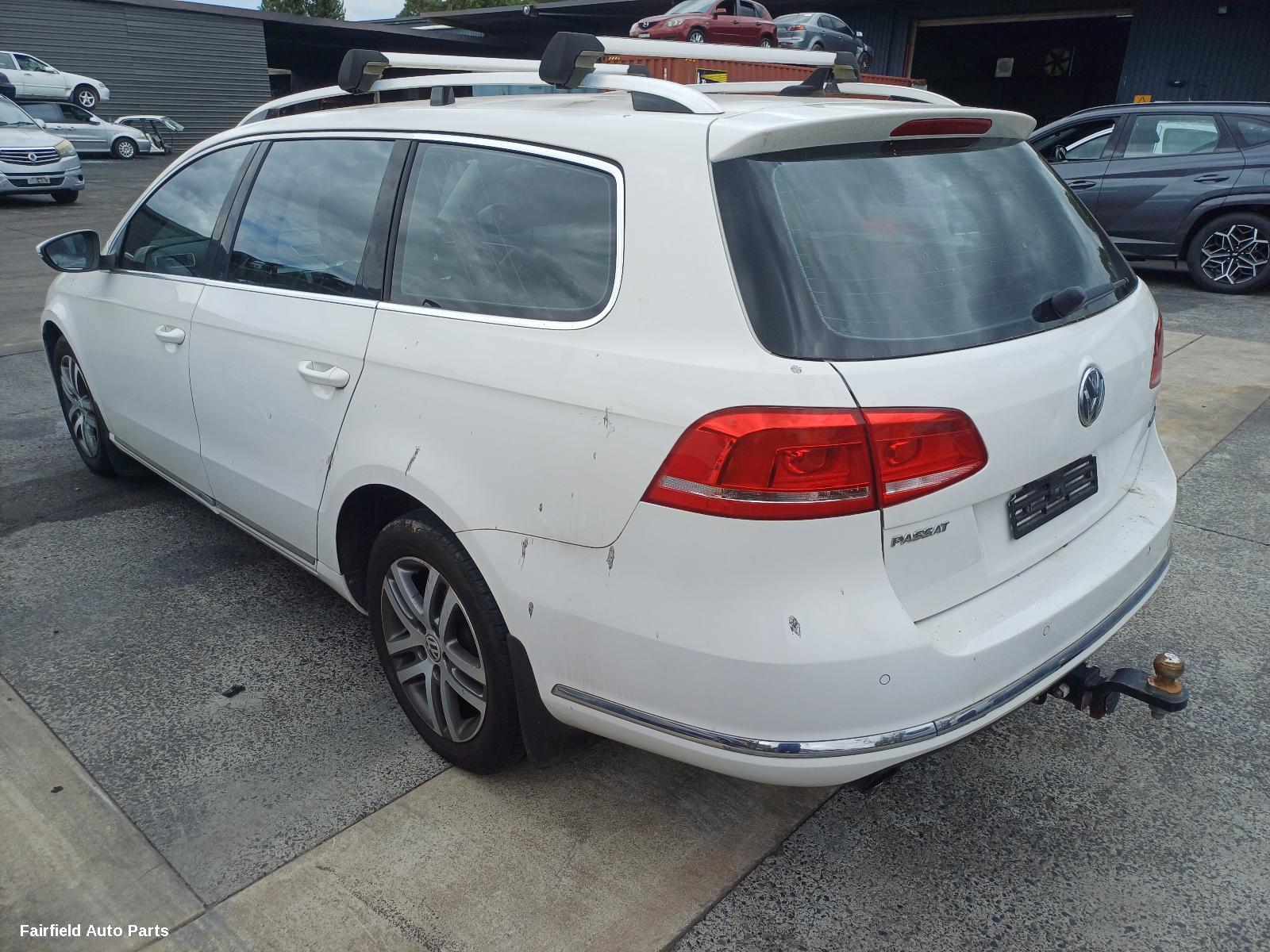 2014 Volkswagen Passat Right Front Door