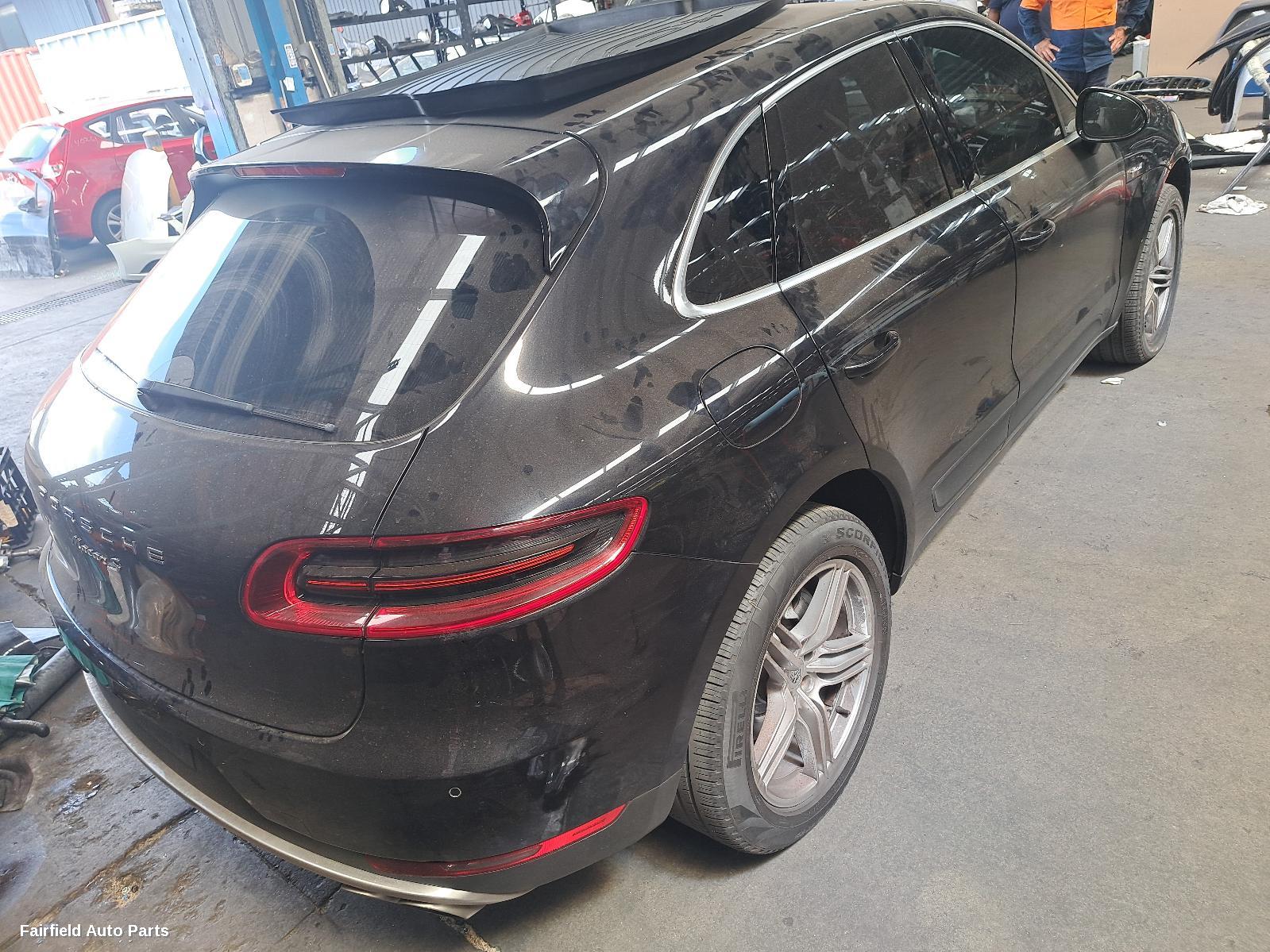 2015 Porsche Macan Right Guard
