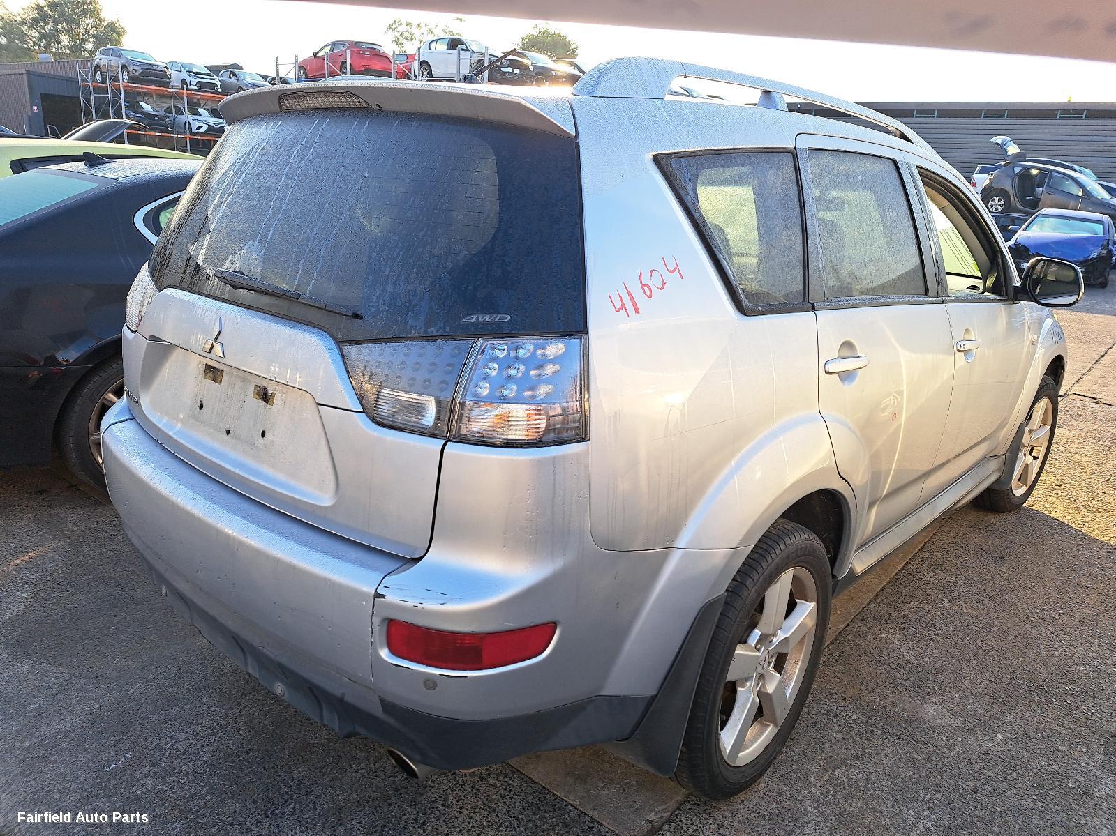 2009 Mitsubishi Outlander Left Rear Door Sliding