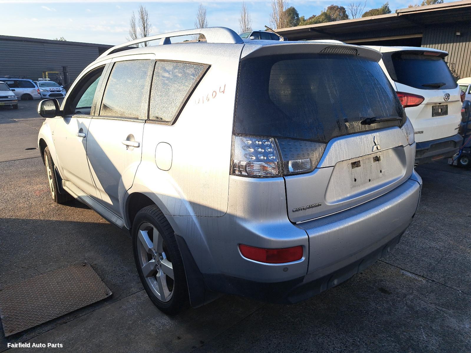 2009 Mitsubishi Outlander Left Rear Door Sliding