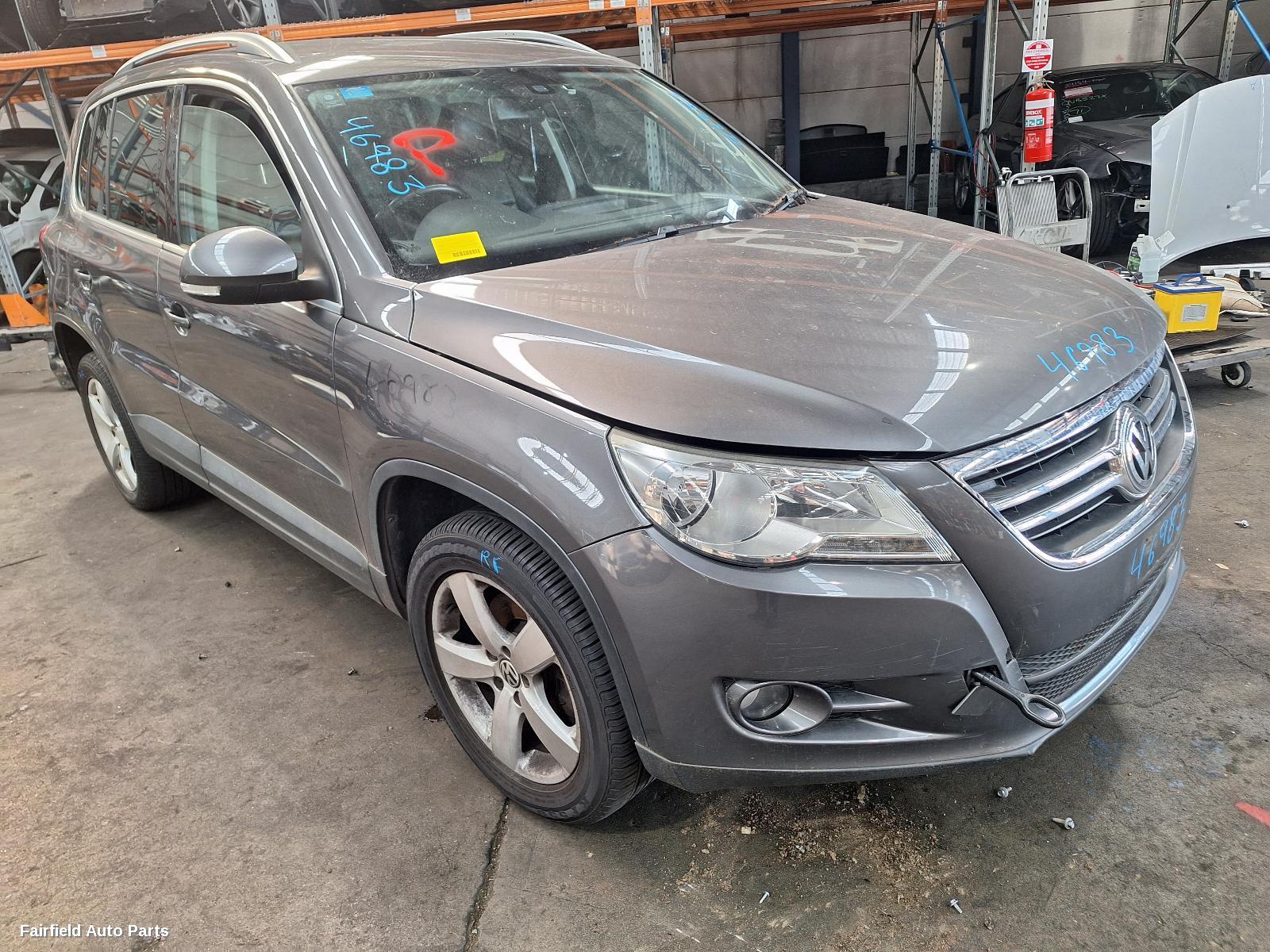 2010 Volkswagen Tiguan Left Taillight