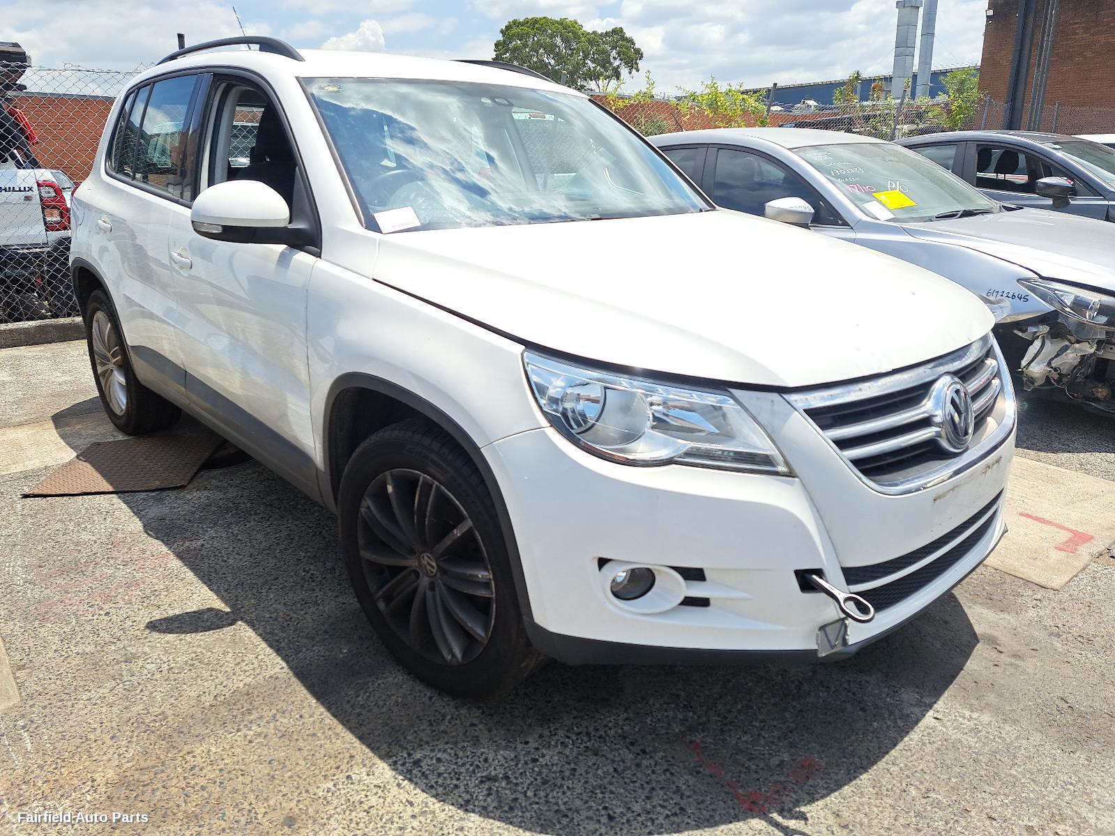 2011 Volkswagen Tiguan Left Taillight