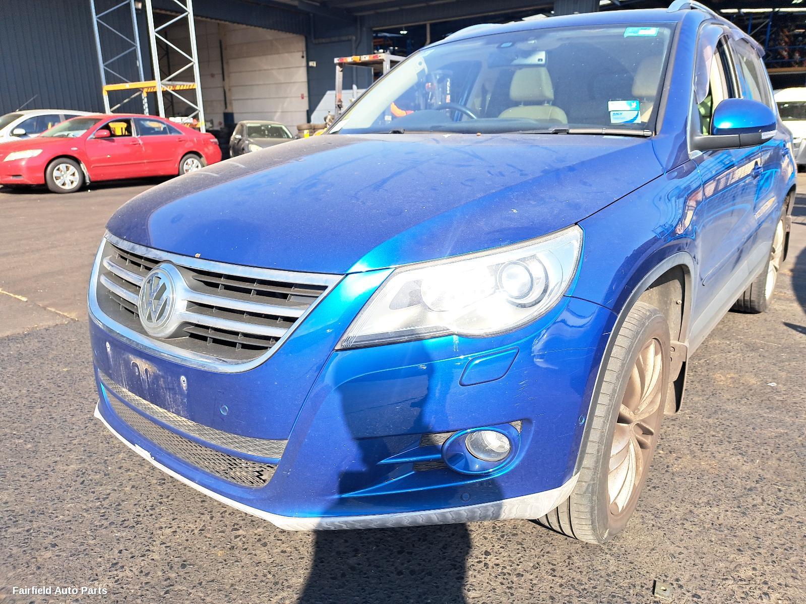 2010 Volkswagen Tiguan Left Taillight