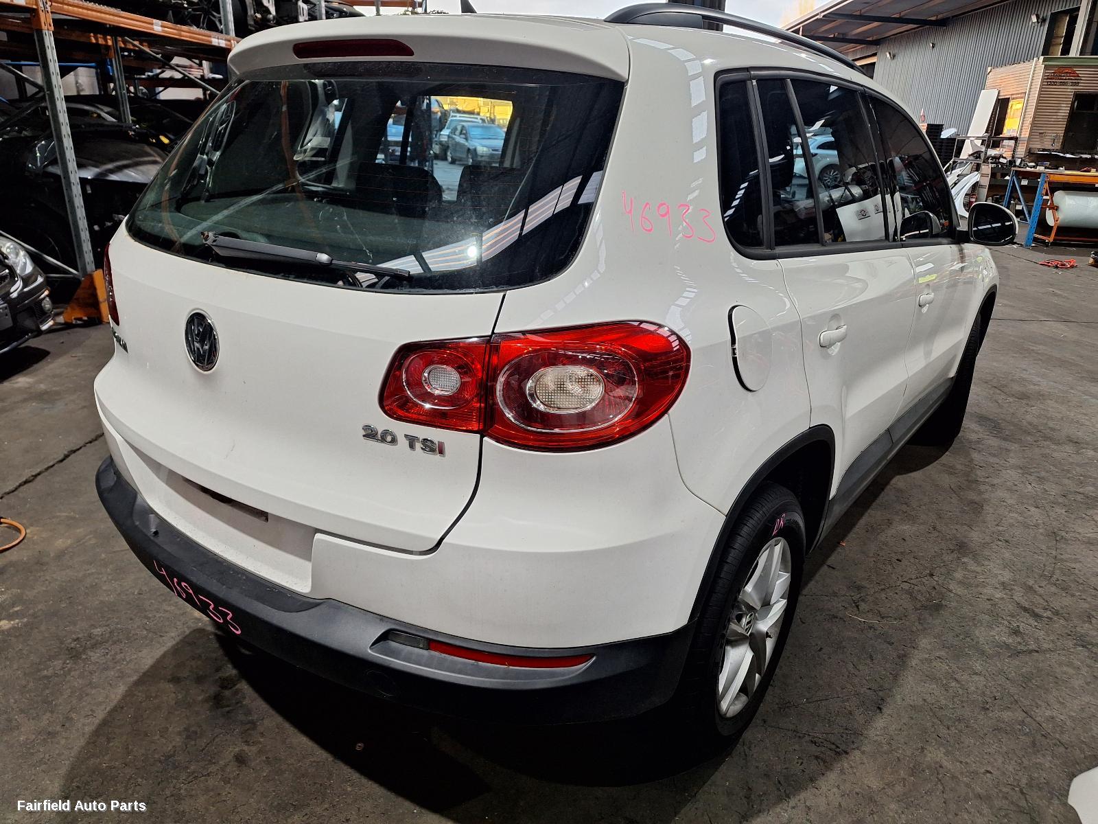 2010 Volkswagen Tiguan Left Taillight