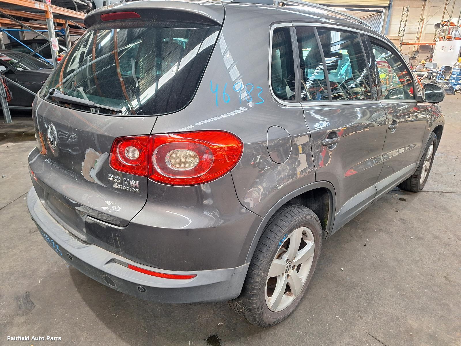 2010 Volkswagen Tiguan Left Taillight