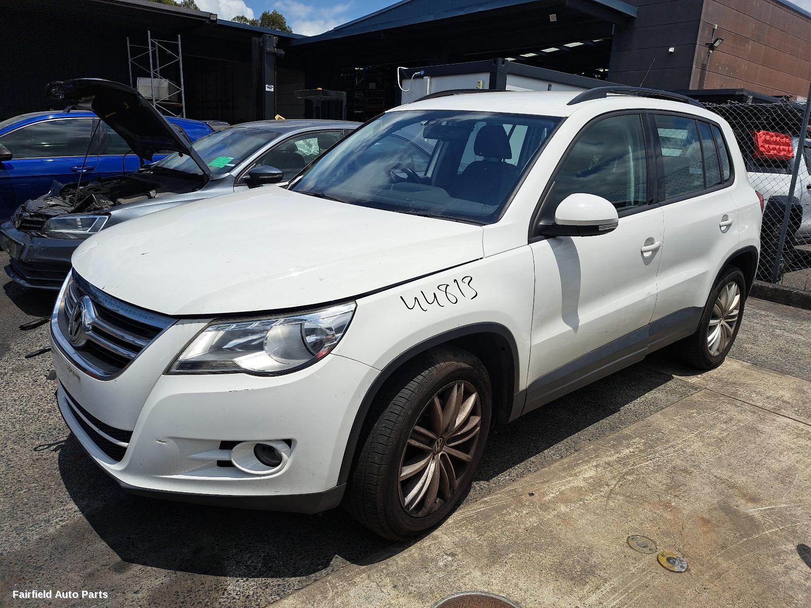 2011 Volkswagen Tiguan Left Taillight