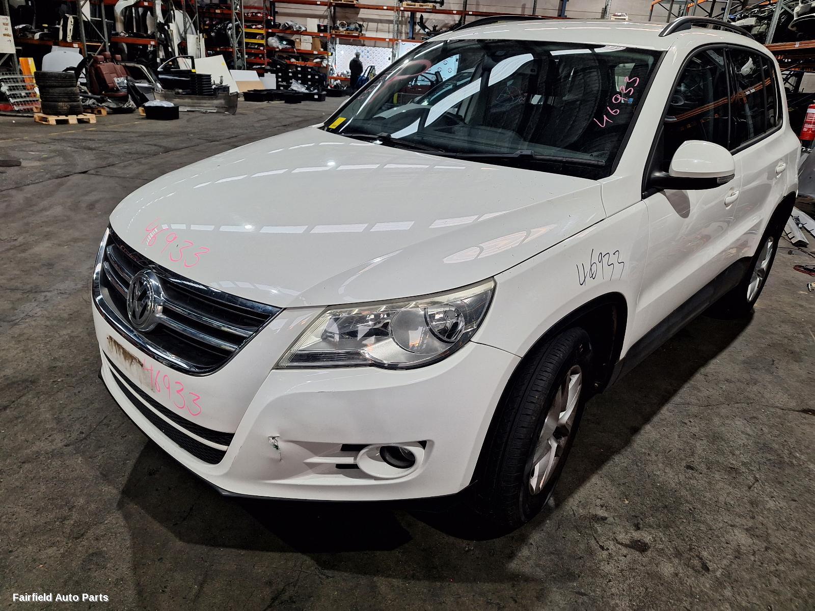 2010 Volkswagen Tiguan Left Taillight