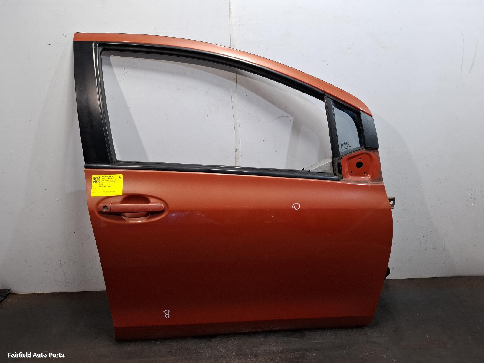 2006 Toyota Yaris Right Front Door