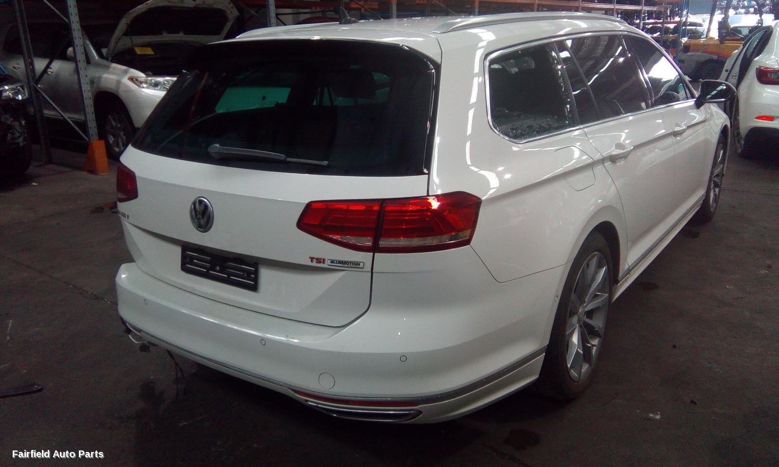 2017 Volkswagen Passat Right Taillight