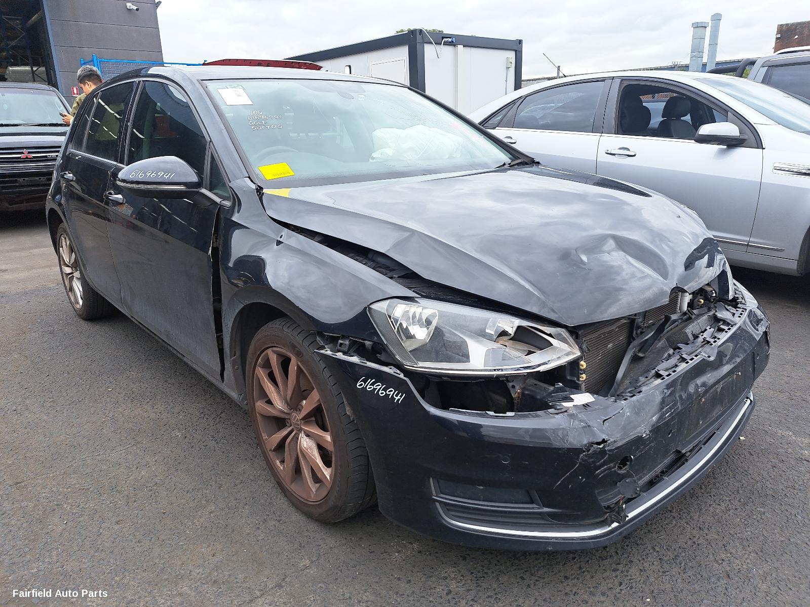 2013 Volkswagen Golf Left Taillight