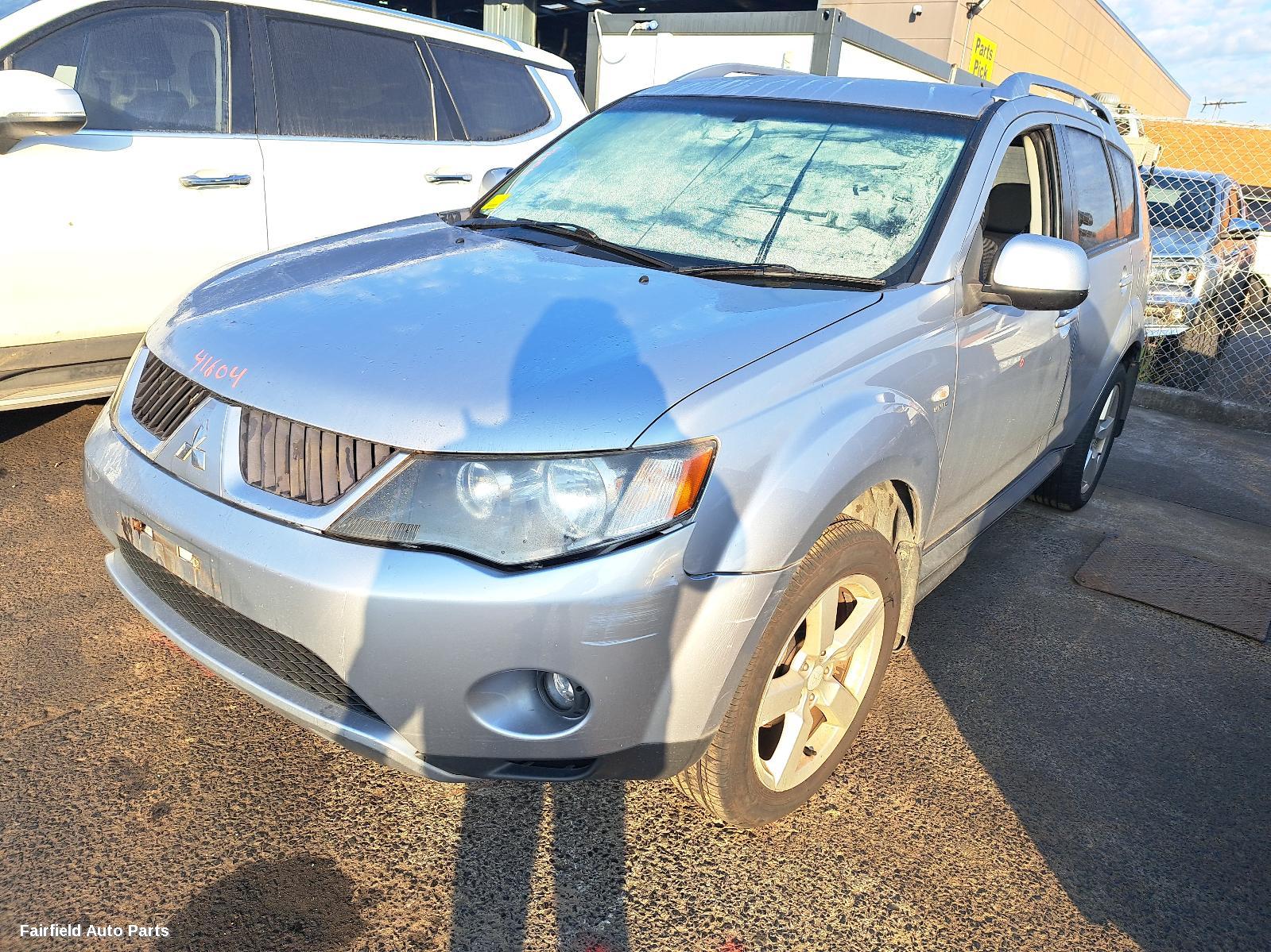 2009 Mitsubishi Outlander Left Rear Door Sliding