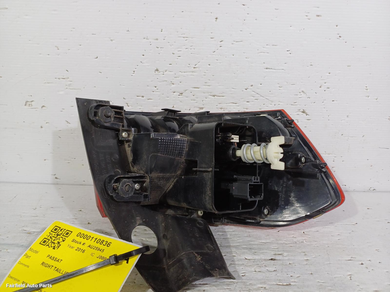 2015-2019 Volkswagen Passat Right Taillight