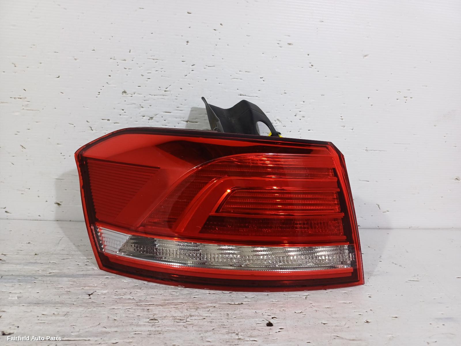 2015-2019 Volkswagen Passat Left Taillight
