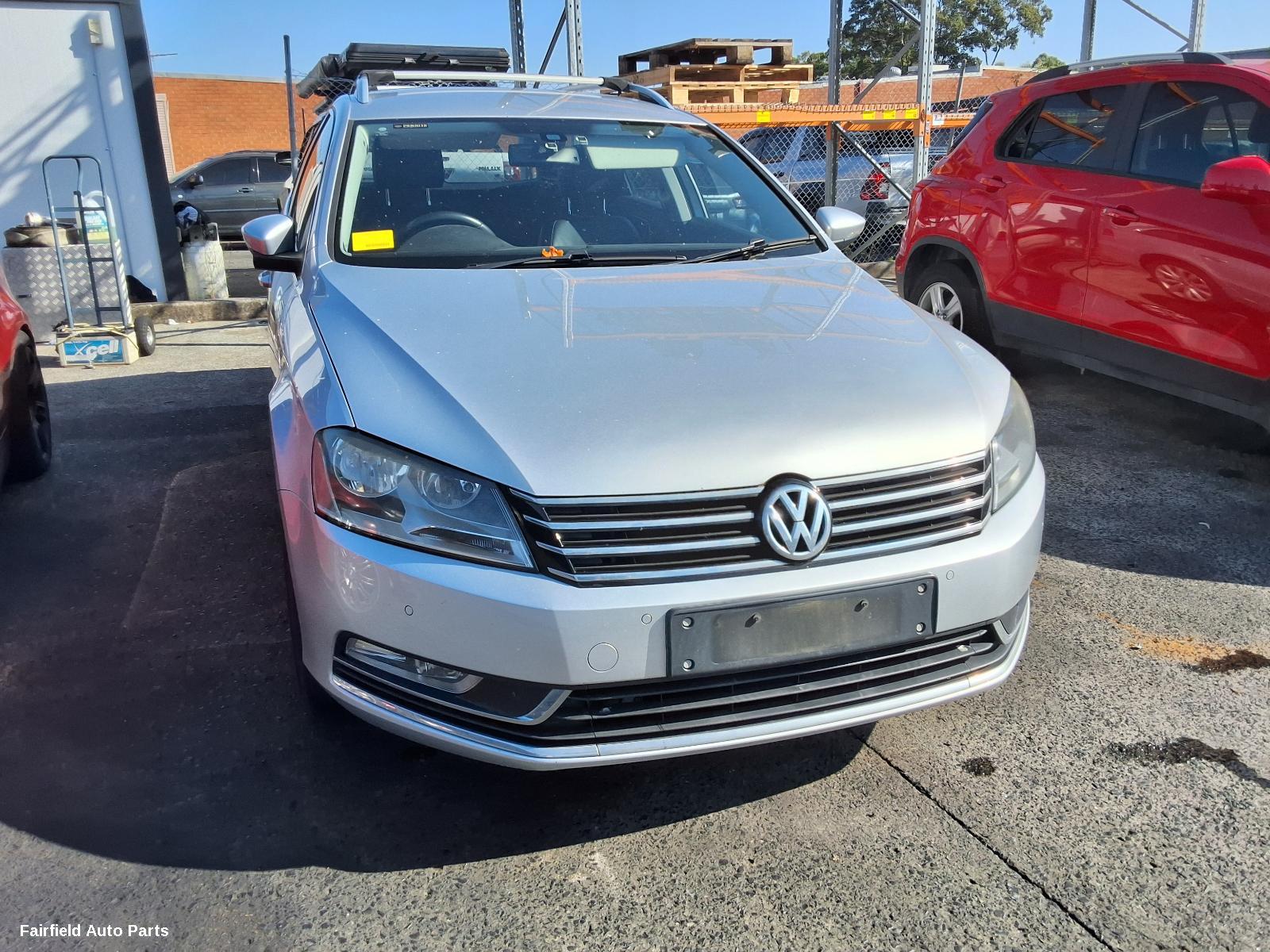2015 Volkswagen Passat Left Taillight